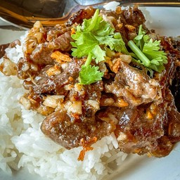 ข้าวเนื้อทอดกระเทียมพริกไทย