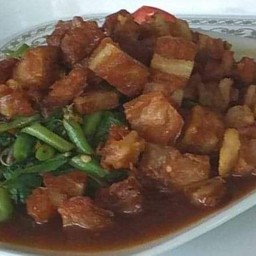 คะน้าหมูกรอบ เป็นกับ