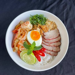 เฝอแห้ง,กุ้งผัดกระเทียม,หมูแดงเวียดนาม