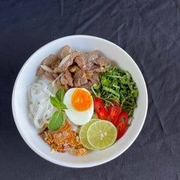 เฝอแห้งเนื้อผัดกระเทียม