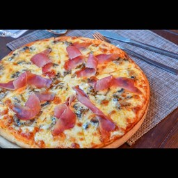 พิซซ่าหน้าพาร์มาแฮมและเห็ด