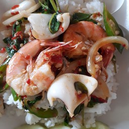 ข้าวกะเพรากุ้ง