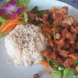 กระเพราหมูกรอบราดข้าว