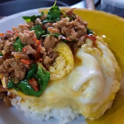 ข้าวราดไข่ข้นกระเพราหมูสับ