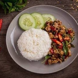 ผัดกะเพาหมูสับหรือ  ชิ้นราดข้าว