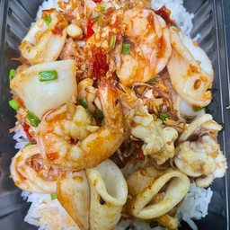 ข้าวกะเพรารวมมิตรทะเลเนื้อปู