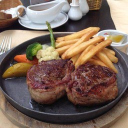 สเต็กเนื้อสันในห่อเบคอน