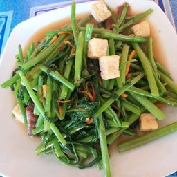 ผัดผักบุ้งไฟแดง ราดข้าว