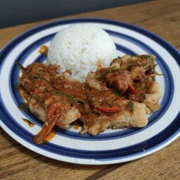 ข้าวหน้าฉู่ฉี่หมูทอด Pork with thai curry