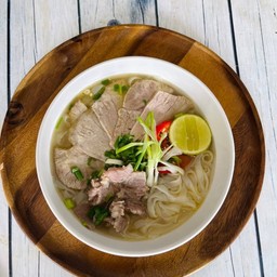 เฝอเนื้อสดเปื่อย l Medium-well-done beef pho