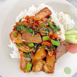 ผัดกระเพราหมูแดง