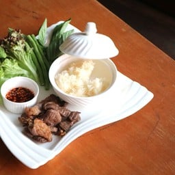 หมูออแกนิคทอดเค็มเสิร์ฟพร้อมข้าวเหนียว