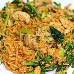 มาม่าผัดไข่ใส่หมู