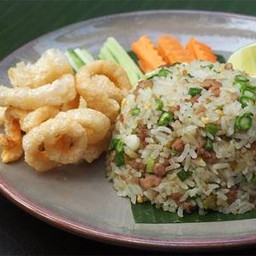 ข้าวผัดน้ำพริกหนุ่มแคบหมู