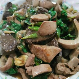ผัดกระเพราเครื่องในหมู