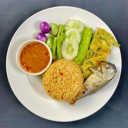 ข้าวผัดน้ำพริกกะปิปลาทูผักสด