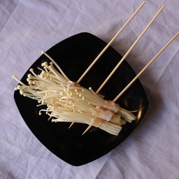 สามชั้นพันเห็ดเข็มทอง