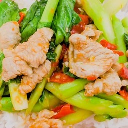 คะน้าหมูชิ้นราดข้าว