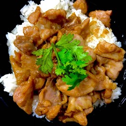 ข้าวราดไก่กระเทียม เอียมเอียม