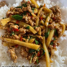 กะเพราหมูสับหน่อไม้เหลือง