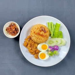 ข้าวผัดน้ำพริกกุ้งเสียบหมูทอด