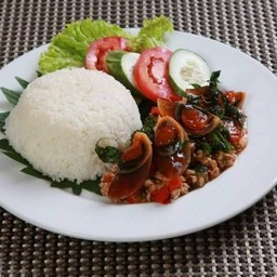 ข้าวผัดกะเพราไข่เยี่ยวม้า