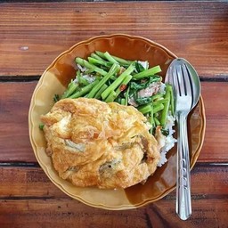 ผัดผักบุ้งหมูกรอบ