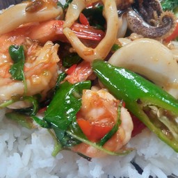 ข้าวกะเพราหมึกกุ้ง พิเศษ