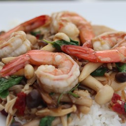 อีเห็ดสด ผักกระเพรากุ้ง