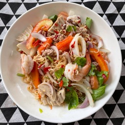 ส้มตำ ยำแซบ อาหารอีสาน ครัวคุณยนต์