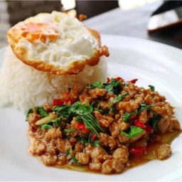 กะเพราหมูสับราดข้าว