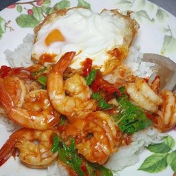 กะเพรากุ้งราดข้าว