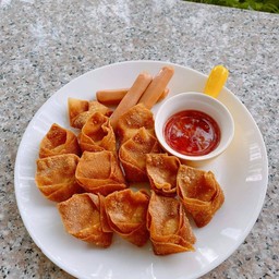 เกี้ยวห่อไส้กรอกทอด