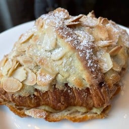 ชิ้นใหญ่ ครัวซองต์อัลมอนด์ 