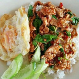 กะเพาหมูชิ้นราดข้าว