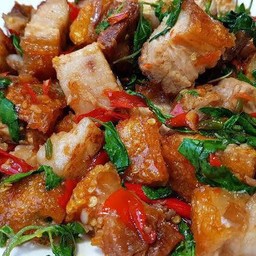 กระเพราหมูกรอบ(กับข้าว)