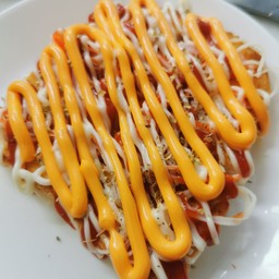 ขนมปังปิ้งหน้าพิซซ่าปูอัดซอสชีส