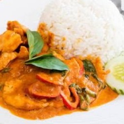 ผัดพริกแกงไก่ราดข้าว