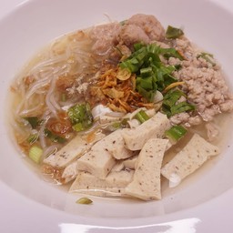 หมูเด้ง  หมูสับ หมูยอ เส้นสด หอมเจียว ผักโรย