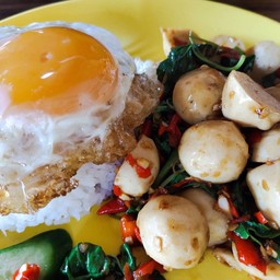 ข้าวกะเพราลูกชิ้นปลา(ไม่รวมไข่)