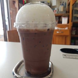 ญาดา กาแฟ แอนด์ เบเกอรี่ บราวนี่ และราเมง