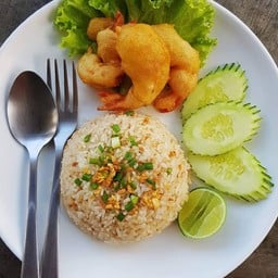 ข้าวผัดกระเทียมกุ้งทอด