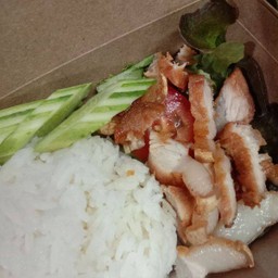 ข้าวราดหมูสามชั้นทอดน้ำปลาน้ำจิ้มแจ่ว