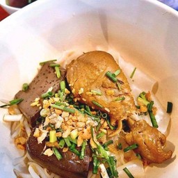 ก๋วยเตี๋ยวน่องไก่ตุ๋น