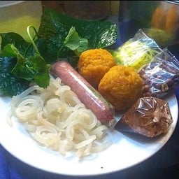 ุชุดแยกยำ 1ชุด ยำแหนมข้าวทอด(สูตรเด็ดหนังหมูทำเอง)คุณย่า100ปี