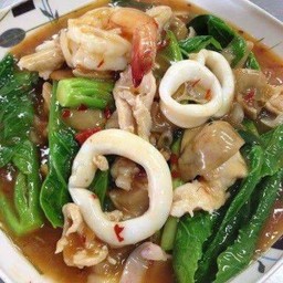 ราดหน้าเส้นใหญ่เนื้อนุ่ม