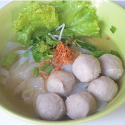 ก๋วยเตี๋ยวลูกชิ้นต้มยำ