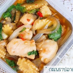 กระเพราปลาดอลลี่ (286 Kcal)