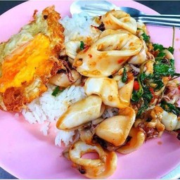 ข้าวราดกระเพรา กุ้งหมึก