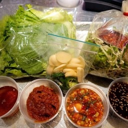 B.B.Q Sauce and vegetables ผัก น้ำจิ้ม ปิ้งย่าง